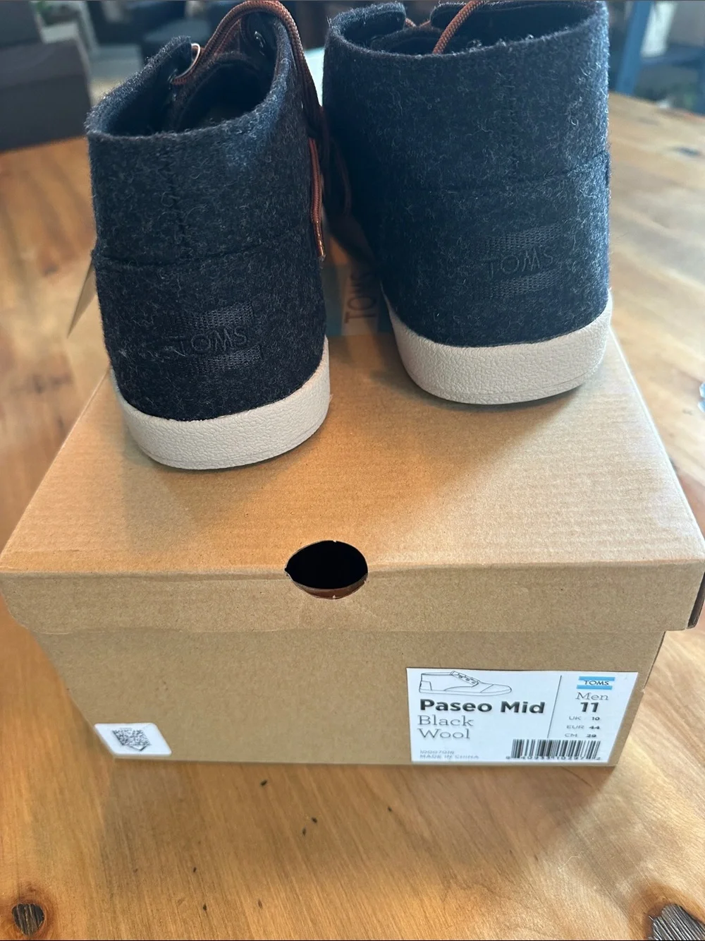 TOMS Men’s Black Wool Chukka Boots with Brown Laces